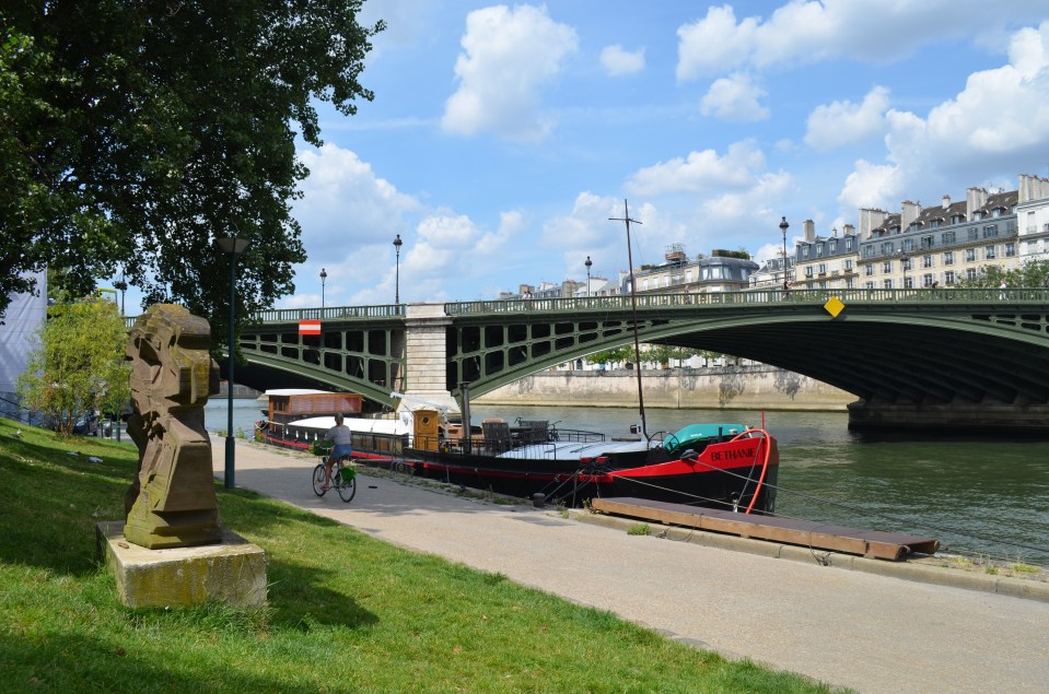 Walking along the river to Notre Dame